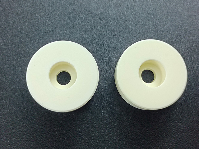 99% Alumina injection molding insulator