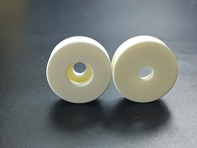 99% Alumina injection molding insulator