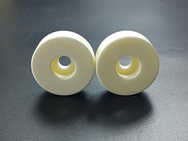 99% Alumina injection molding insulator