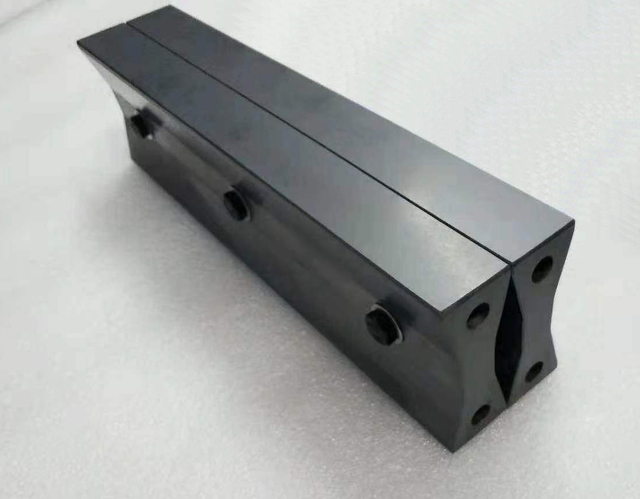 Ceramic guide rail