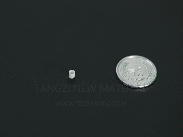 Aluminium nitride crucible with internal thread