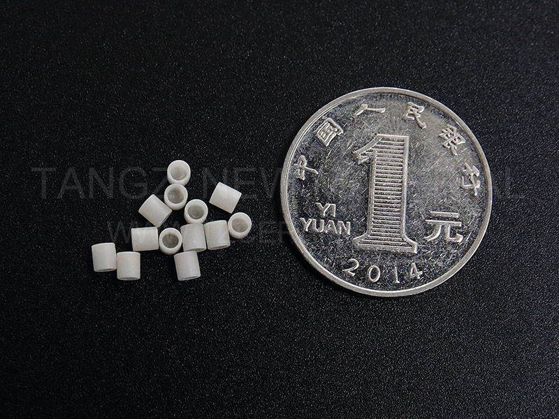 Aluminium nitride crucible with internal thread