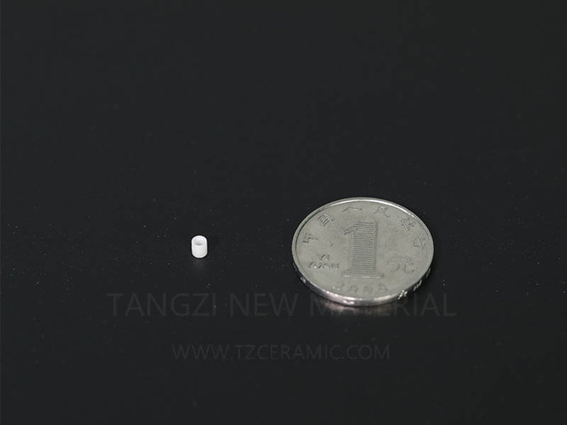 Aluminium nitride crucible with internal thread