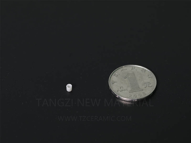 Aluminium nitride crucible with internal thread